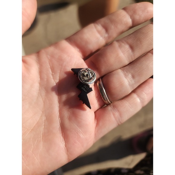 Mattel 2023 Monster High Frankie Stein Lightning Bolt SDCC Lapel Pin (P140) - Picture 4 of 4